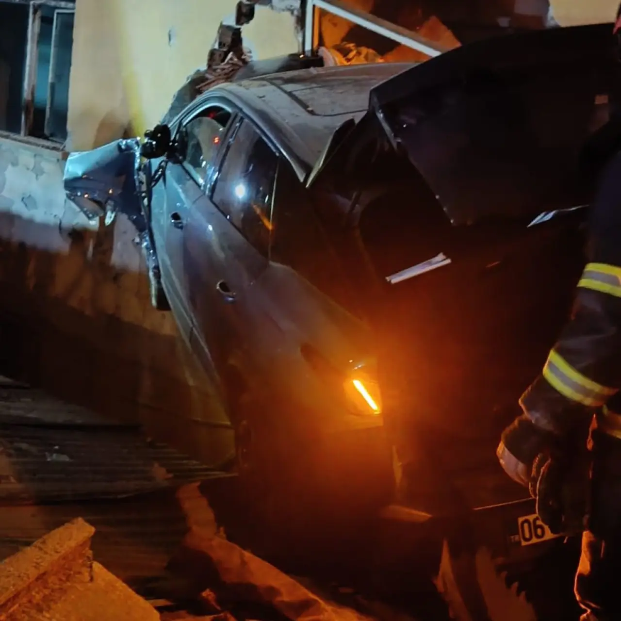 Direksiyon hakimiyeti kayboldu, araç bina duvarında durdu! 3