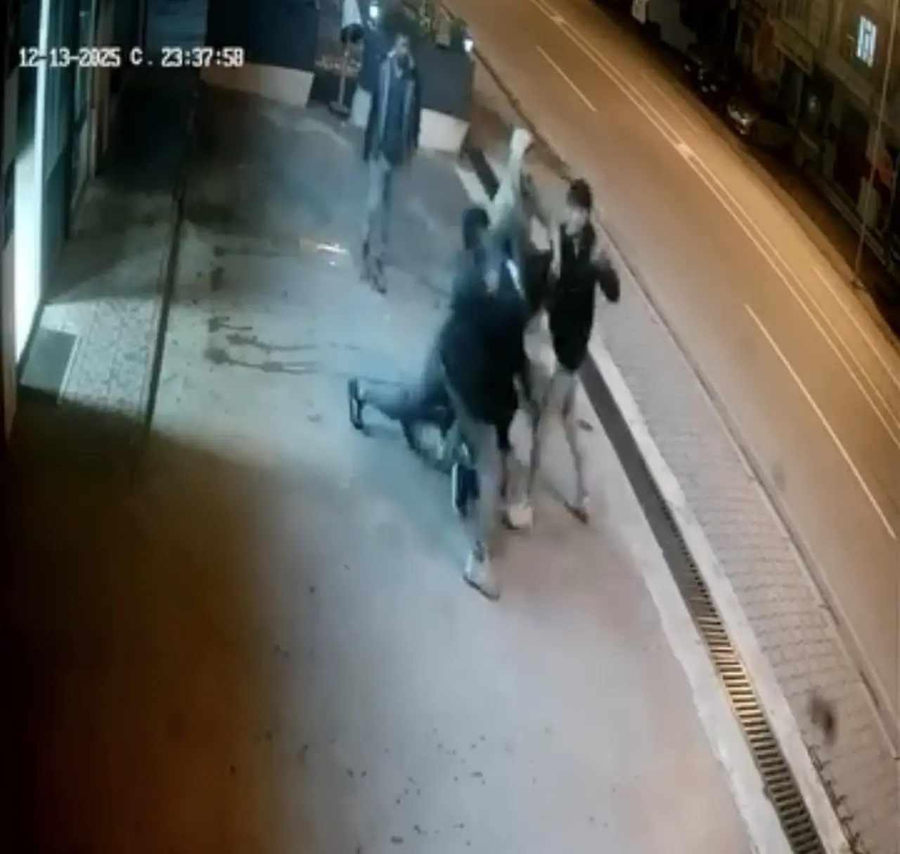 Elazığ Karakoçan’da dehşet anları! 4 Kişinin saldırısına uğradı 3