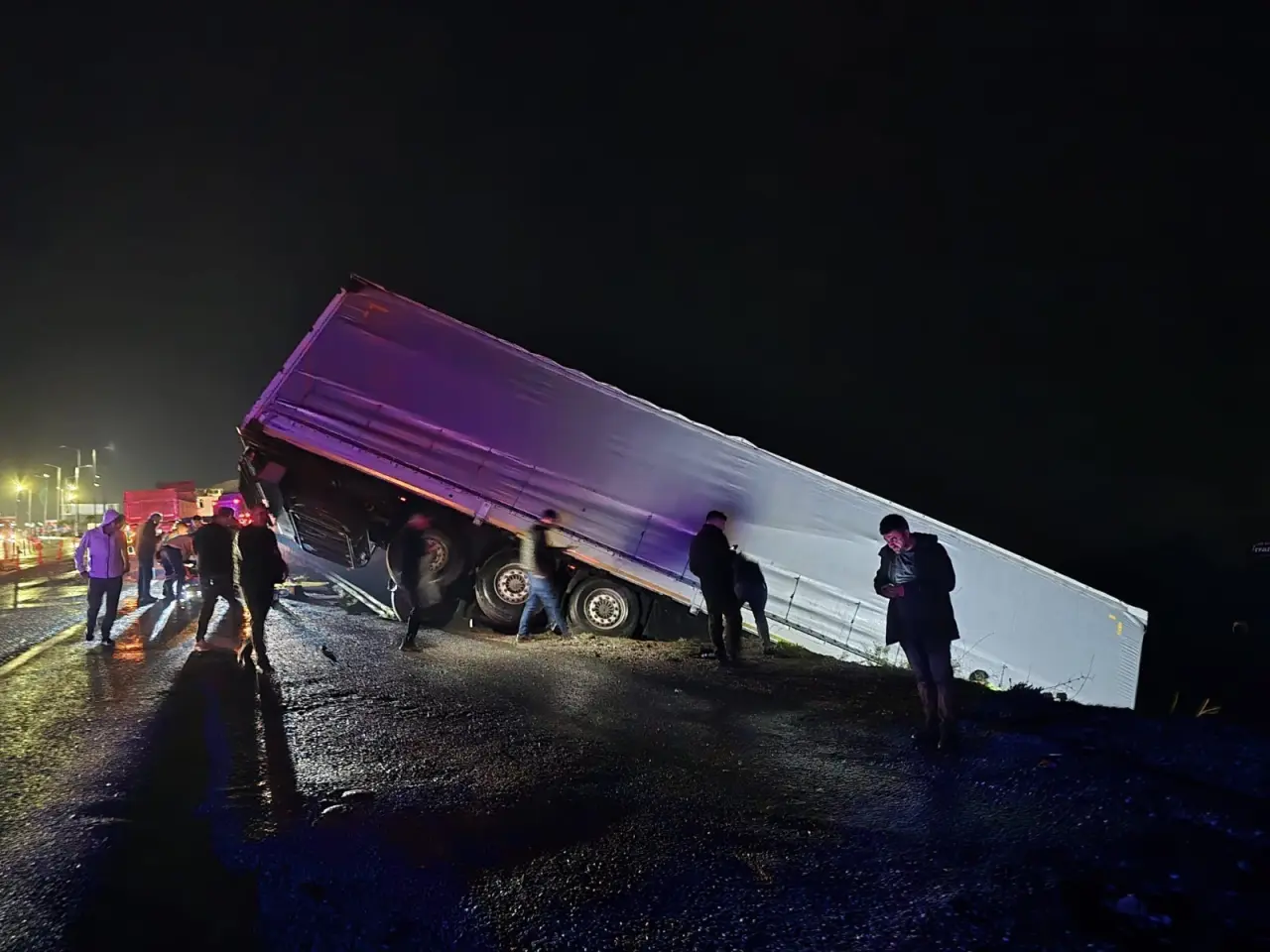 Manavgat’ta korku dolu anlar! Tır şarampole uçtu 2