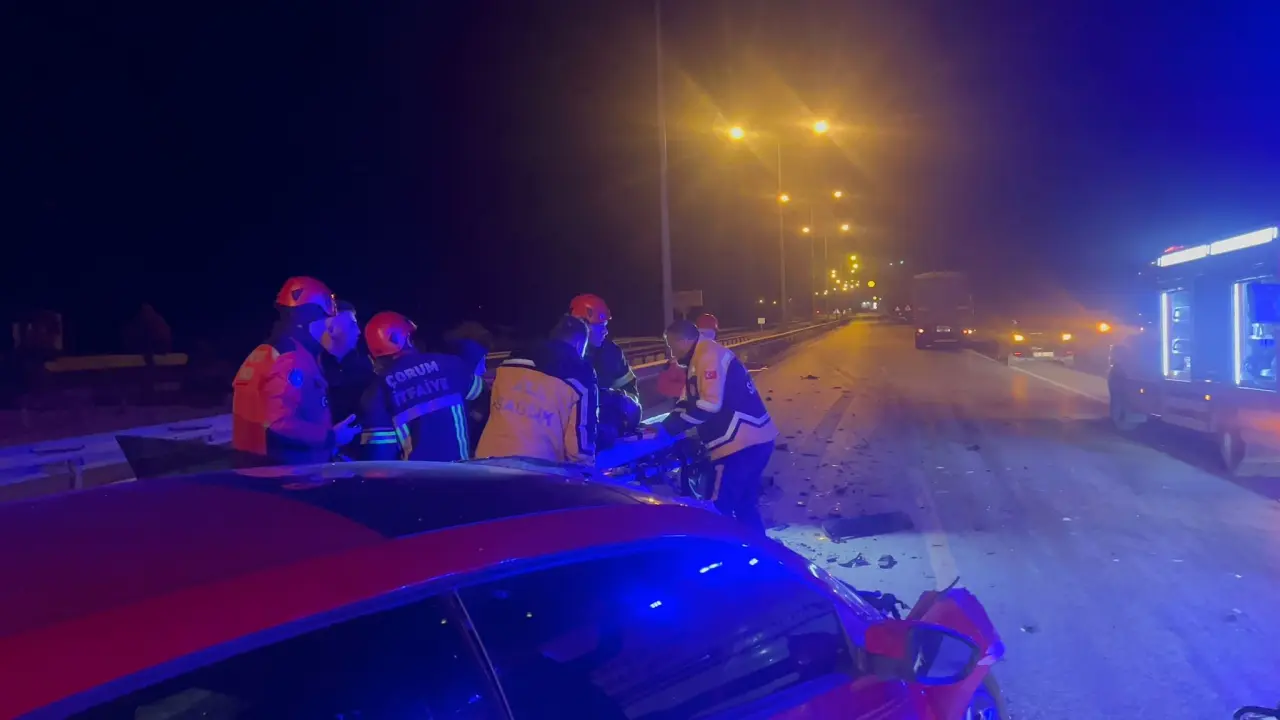 Çorum’da feci kaza! Tıra çarpan otomobil hurdaya döndü 6