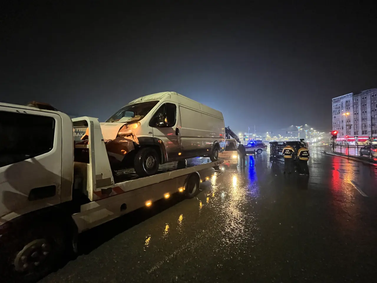 İzmit’te ambulans ve ticari araç çarpıştı: 3'ü sağlık çalışanı 6 yaralı 5