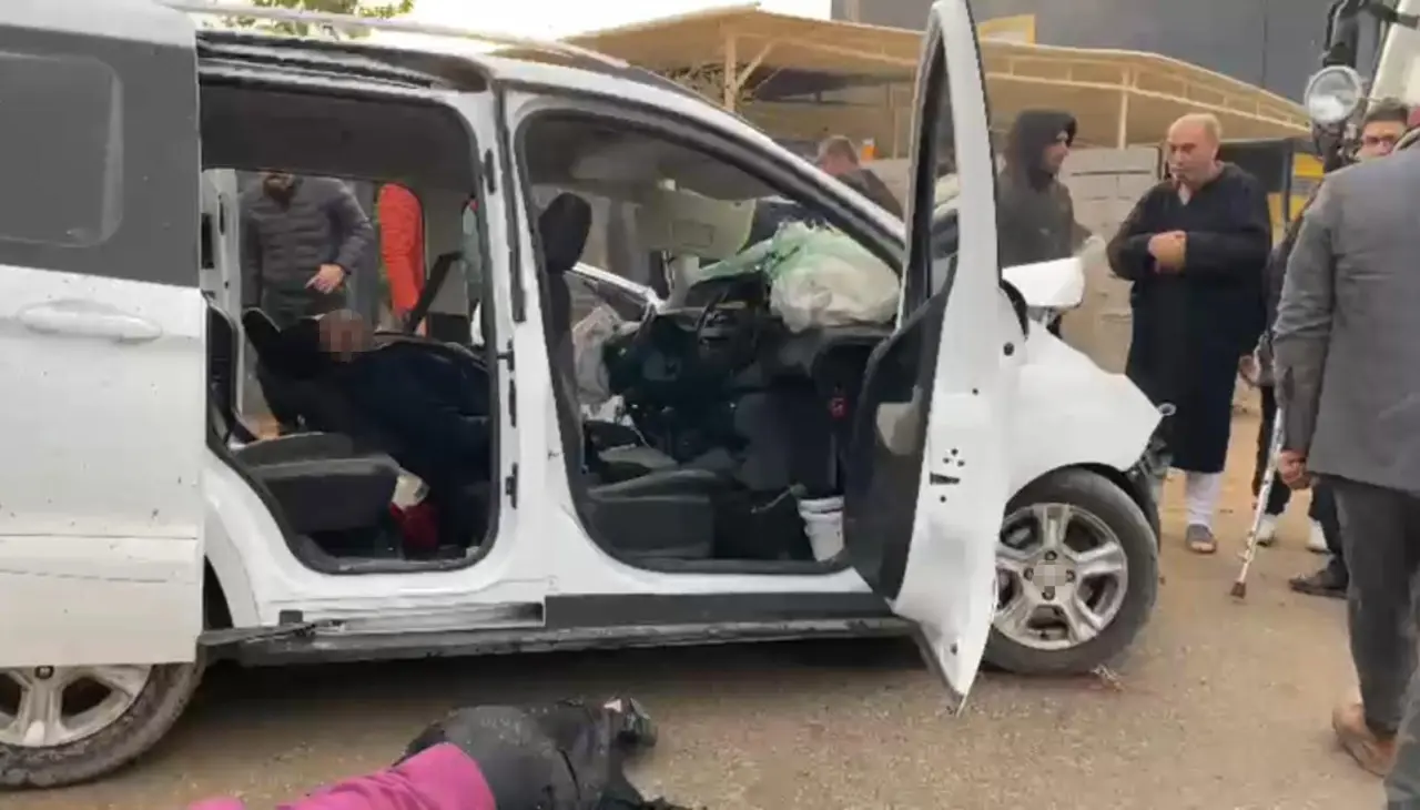 Şanlıurfa’da yol üzerinde dehşet anları! İki araç birbirine girdi 2