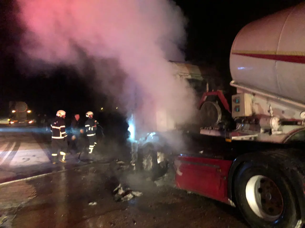 Burdur’da tır yangını büyük korkuya neden oldu! Araç kullanılamaz halde 2