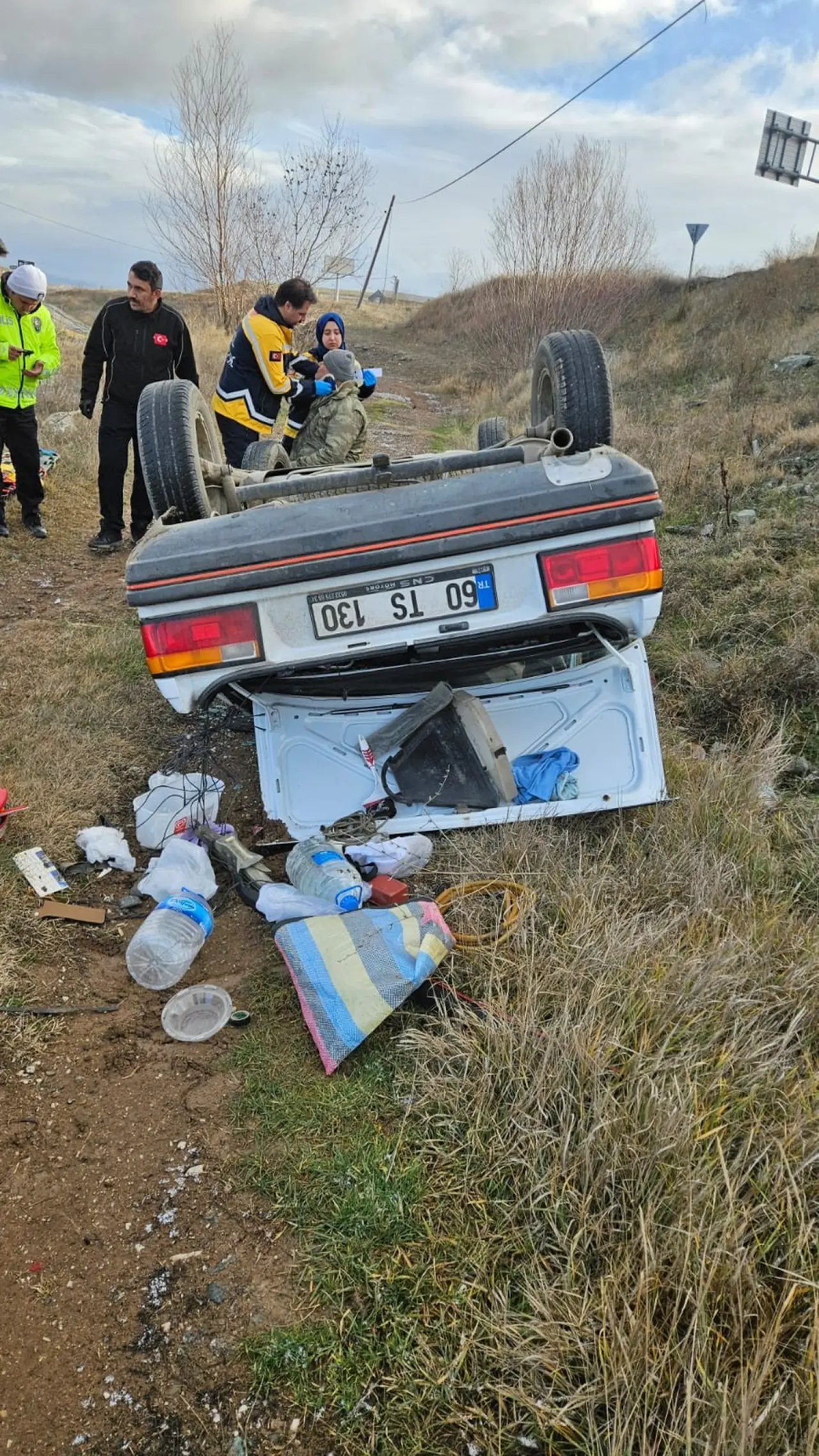 Direksiyon hakimiyetini kaybetti! Araç şarampole yuvarlandı 3