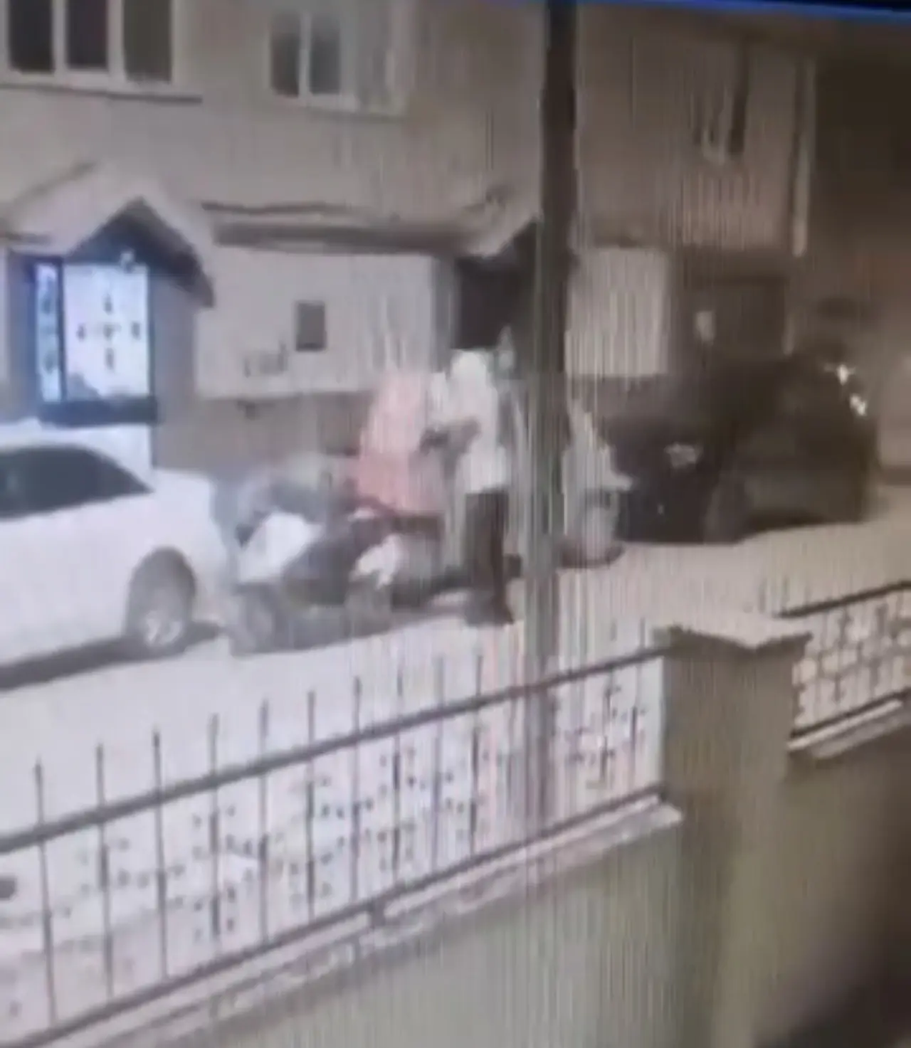 Kuryenin çantasından dürümü kapıp koştu! Açlık bu kez hırsızlığa dönüştü 1