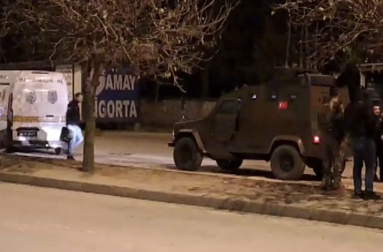 Kahramanmaraş’ta şok operasyon! Otomobilden gazeteye sarılı patlayıcı çıktı 2