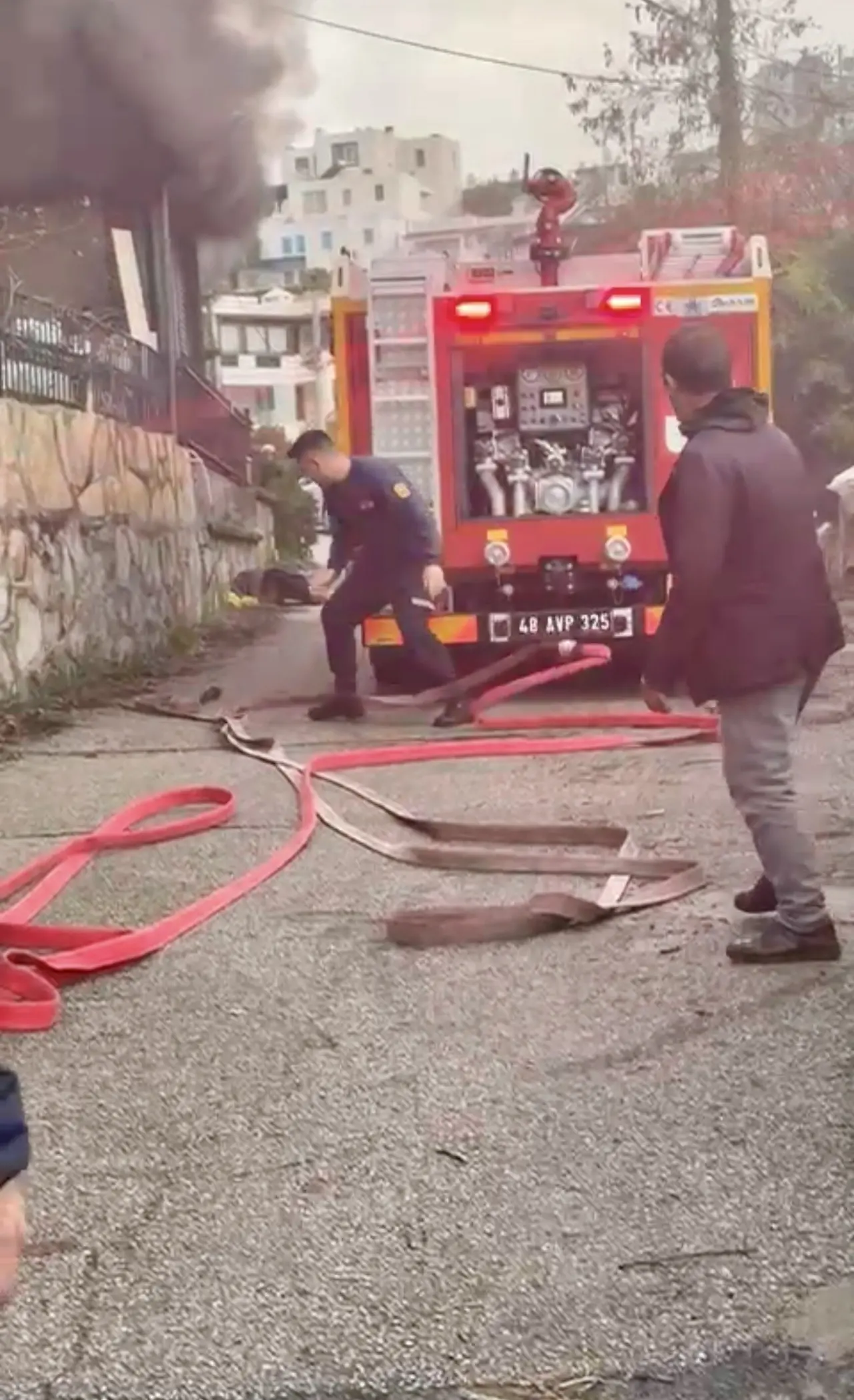 Aile içi tartışma felakete dönüştü! Anne babasına sinirlenip evi ateşe verdi 2