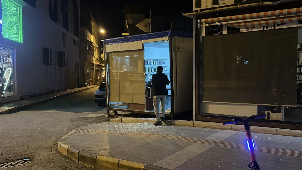 İskenderun'da araç ve dükkanlara taşlı saldırı! 6 araç 4 iş yeri paramparça oldu 2