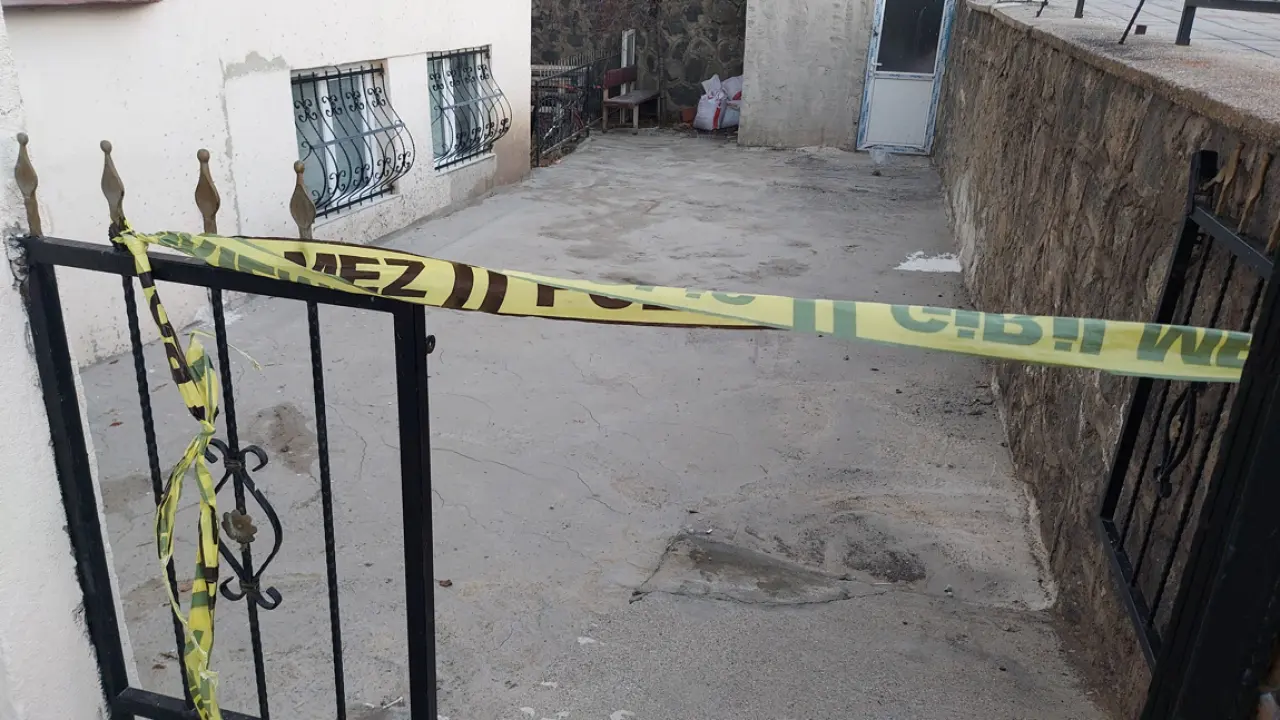 Erzurum’da çatıdaki kontrol bir anda felakete dönüştü! 4