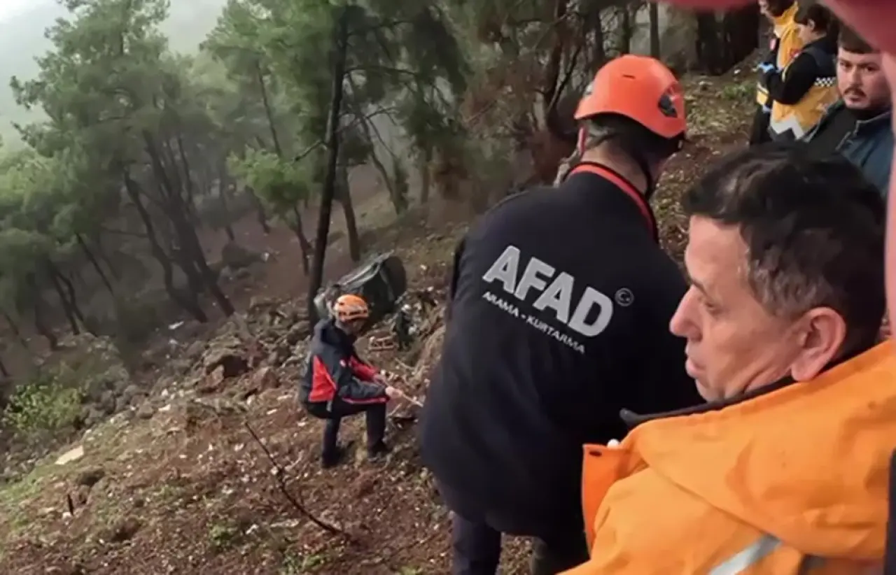 Antalya'da otomobil uçuruma yuvarlandı! Sürücü halatla kurtarıldı 1