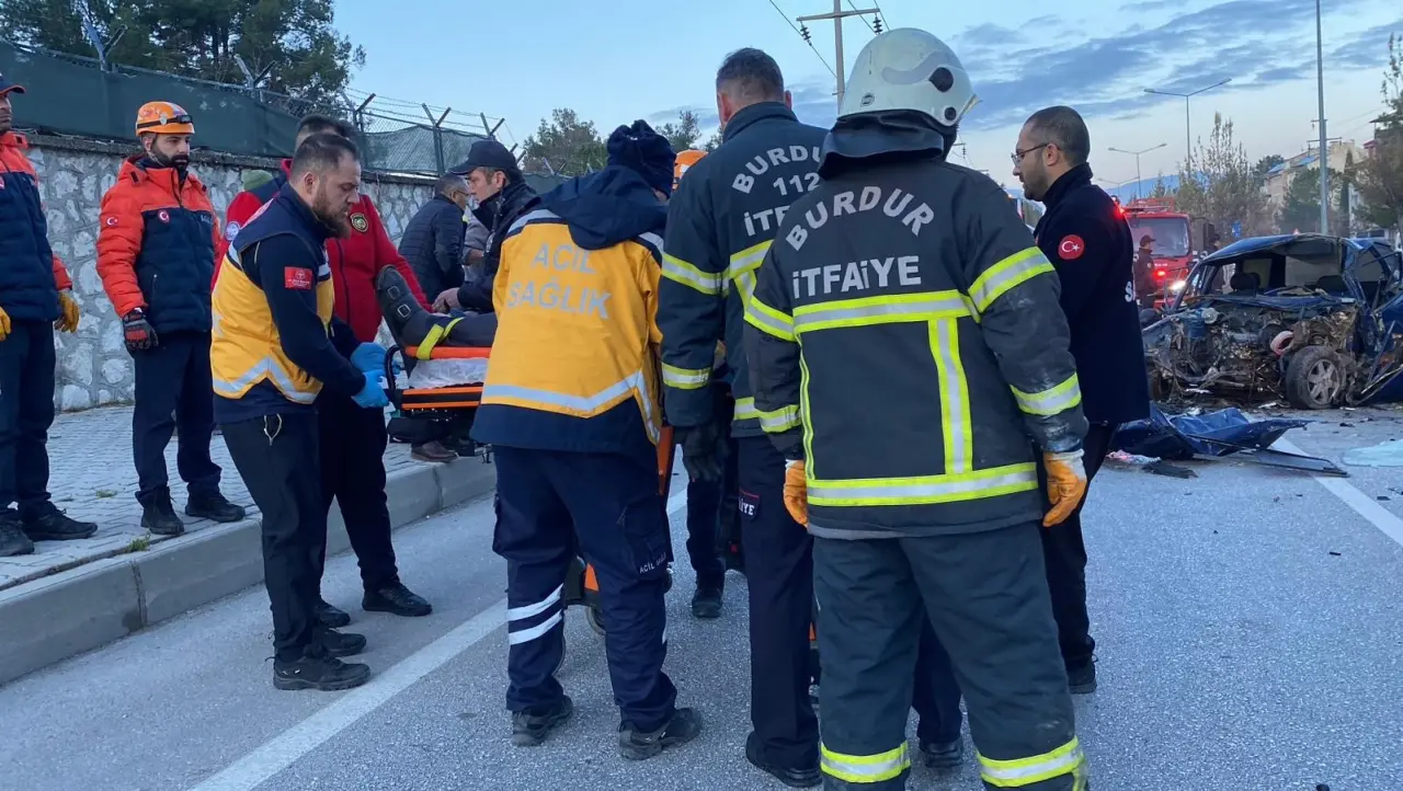Burdur - Fethiye yolunda feci kaza! Hurdaya dönen araçta can pazarı 4