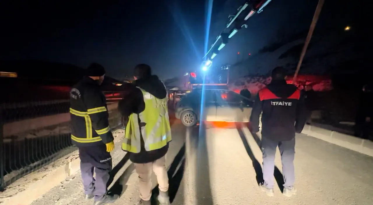 Hakkari’de film gibi kaza! Otomobil su kanalına uçtu 2