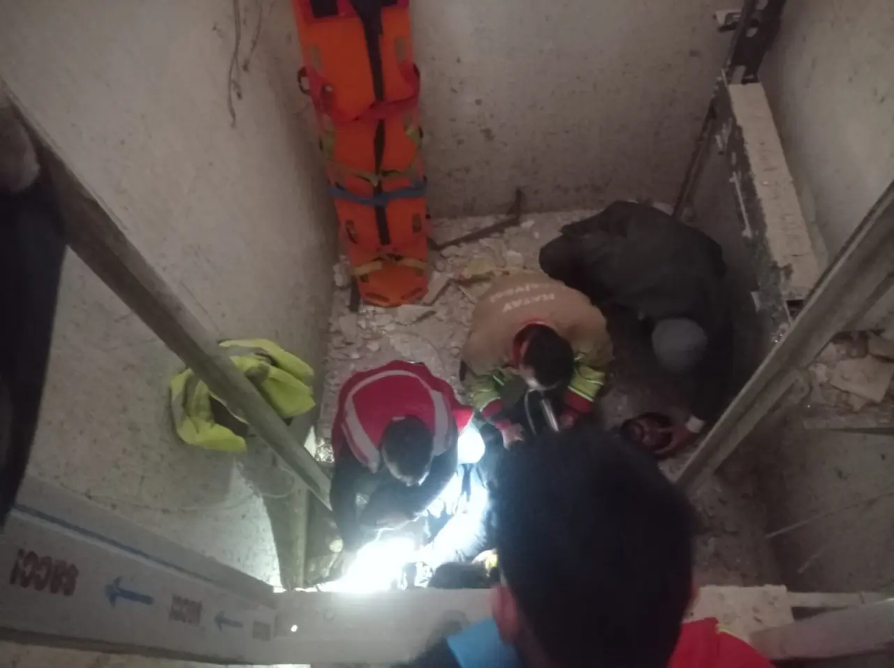 İnşaatta dehşet anları! İşçi asansör boşluğuna düştü 1