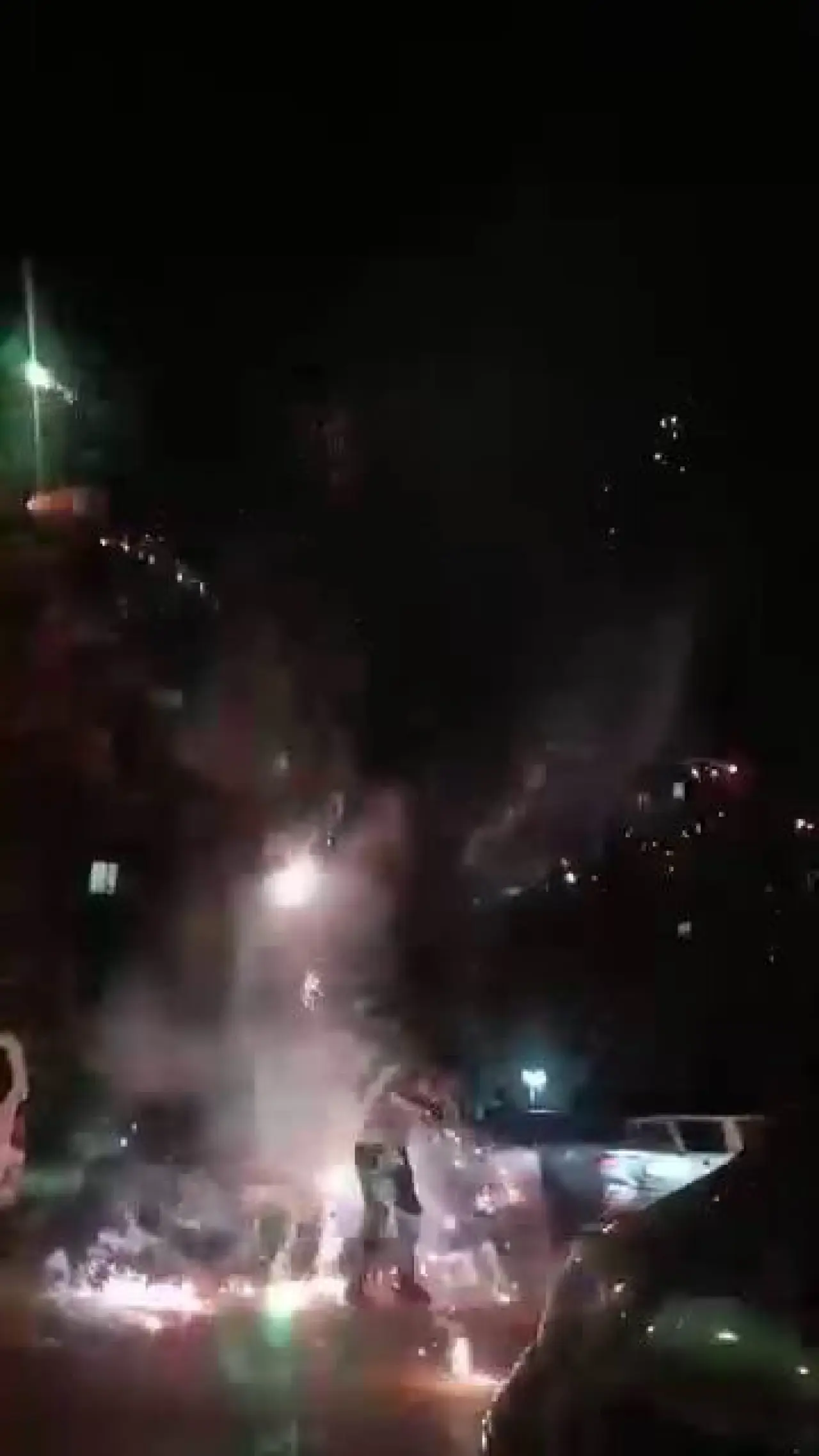 Faciadan son anda kurtuldu: Havai fişek elinde patladı 2