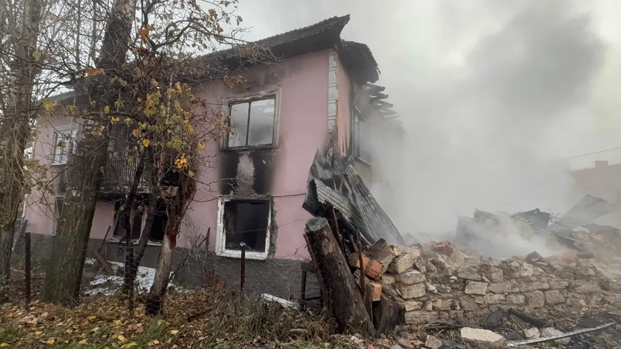 İki katlı ev küle döndü! Aile kış ortasında evsiz kaldı 2