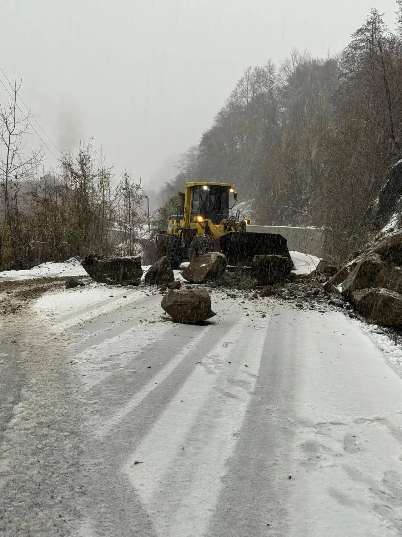 Sinop’ta heyelan tehlikesi! Yol ulaşıma kapandı 1