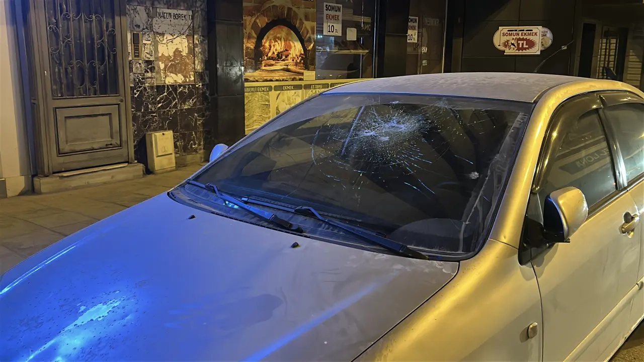 İskenderun'da araç ve dükkanlara taşlı saldırı! 6 araç 4 iş yeri paramparça oldu 7