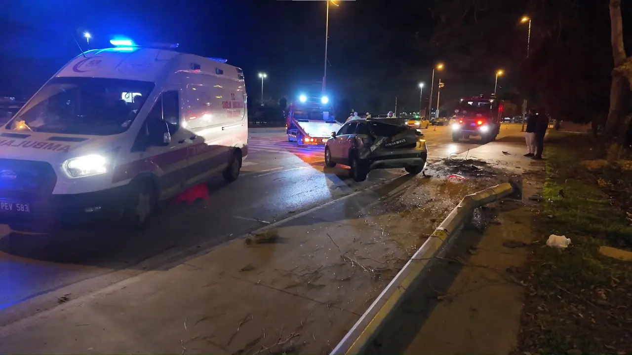 Kadıköy’de korkutan kaza! Araç kontrolden çıktı, sürücü sıkıştı 3