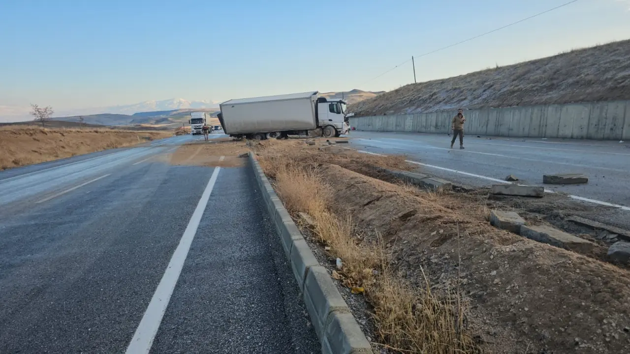 Van’da sis ve buzlanma kabusu: 6 araç peş peşe çarpıştı! 9