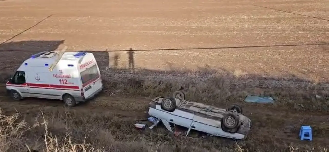 Direksiyon hakimiyetini kaybetti! Araç şarampole yuvarlandı 1