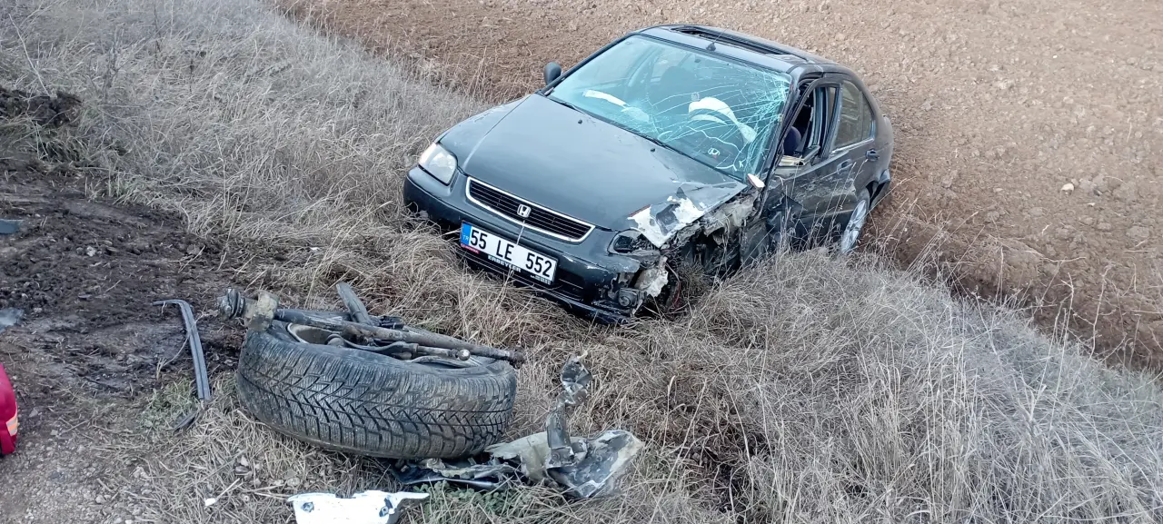 Yeşilyurt’ta feci kaza! Kafa kafaya çarpışan araçlar hurdaya döndü 4