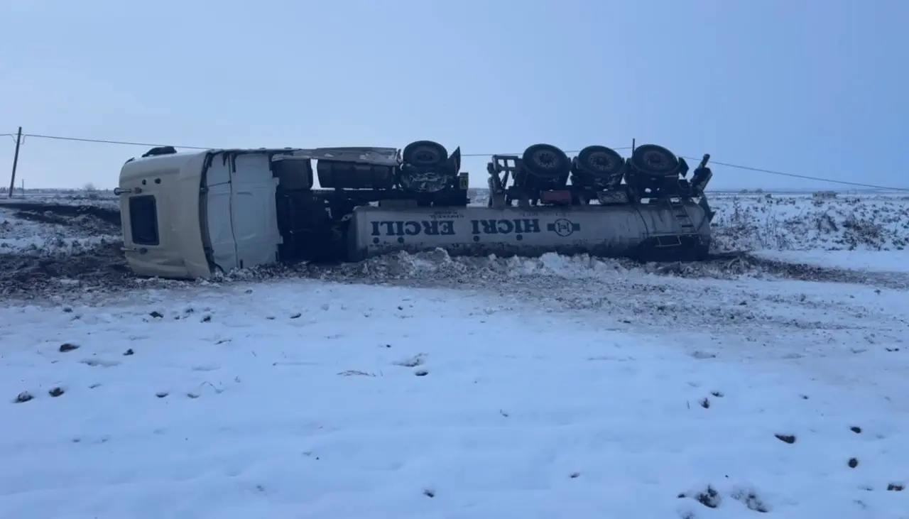 Şanlıurfa’da tehlike saçan kaza! Asit yüklü tanker şarampole devrildi 4