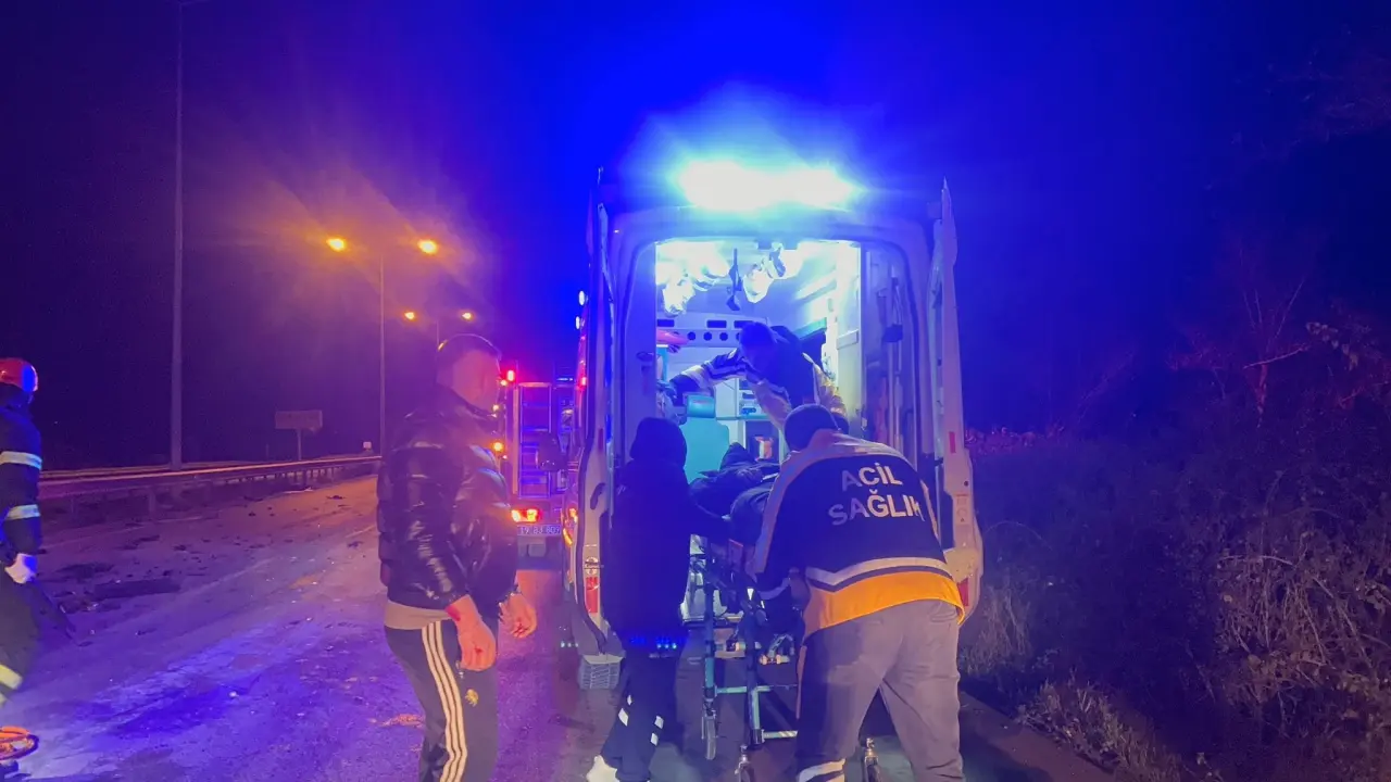 Çorum’da feci kaza! Tıra çarpan otomobil hurdaya döndü 5