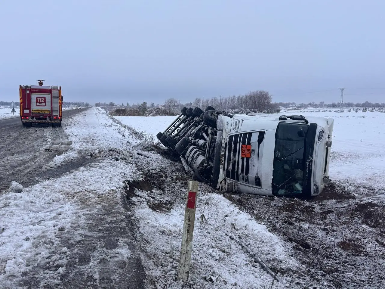 Şanlıurfa’da tehlike saçan kaza! Asit yüklü tanker şarampole devrildi 3