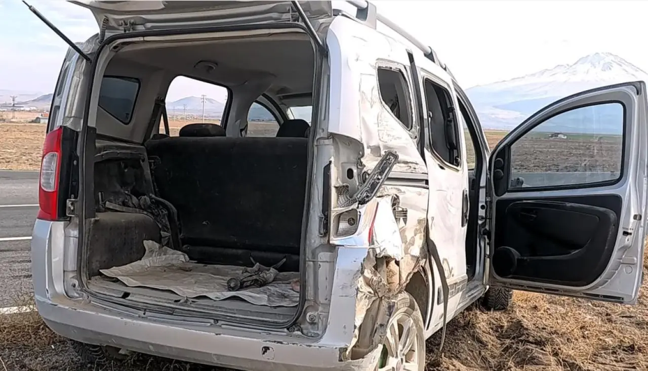 Hastane dönüşü feci kaza! Tır gelmeden geçerim dedi, çarpıştılar 2