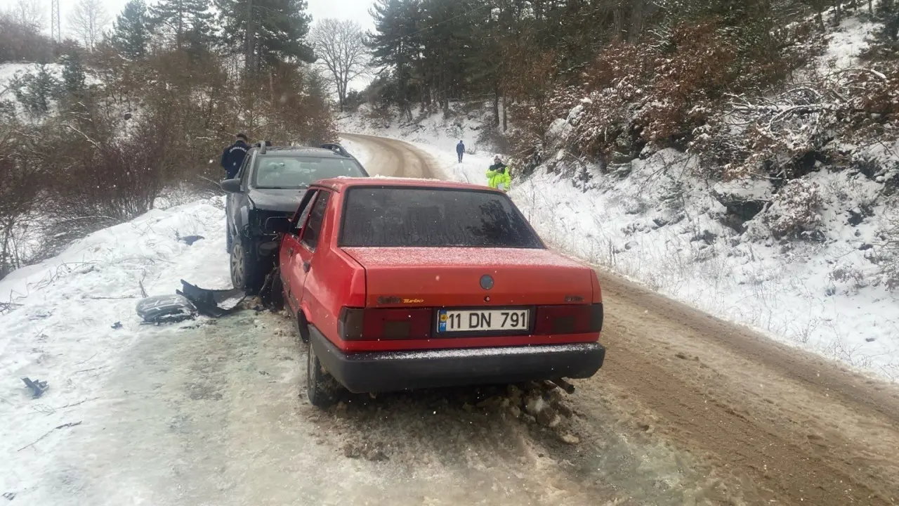 Bilecik’te feci çarpışma! İki otomobil kafa kafaya girdi, 4 yaralı 1