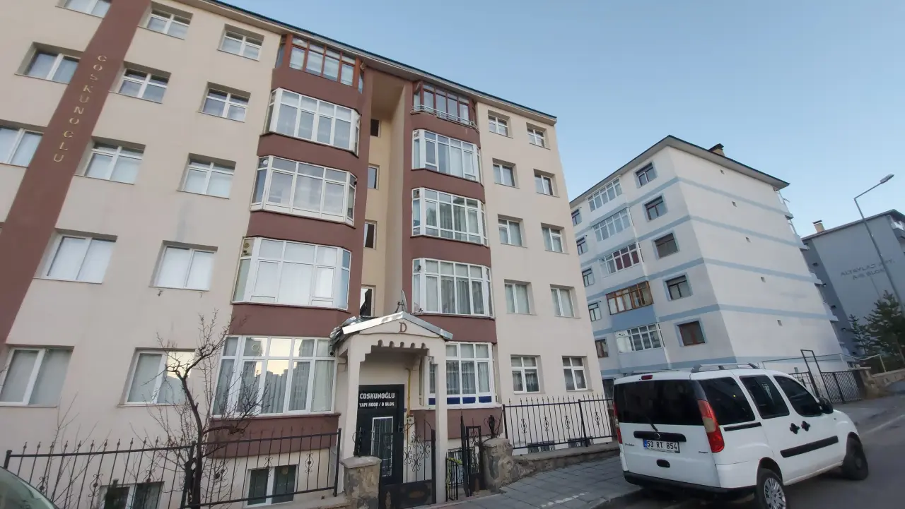 Erzurum’da çatıdaki kontrol bir anda felakete dönüştü! 1