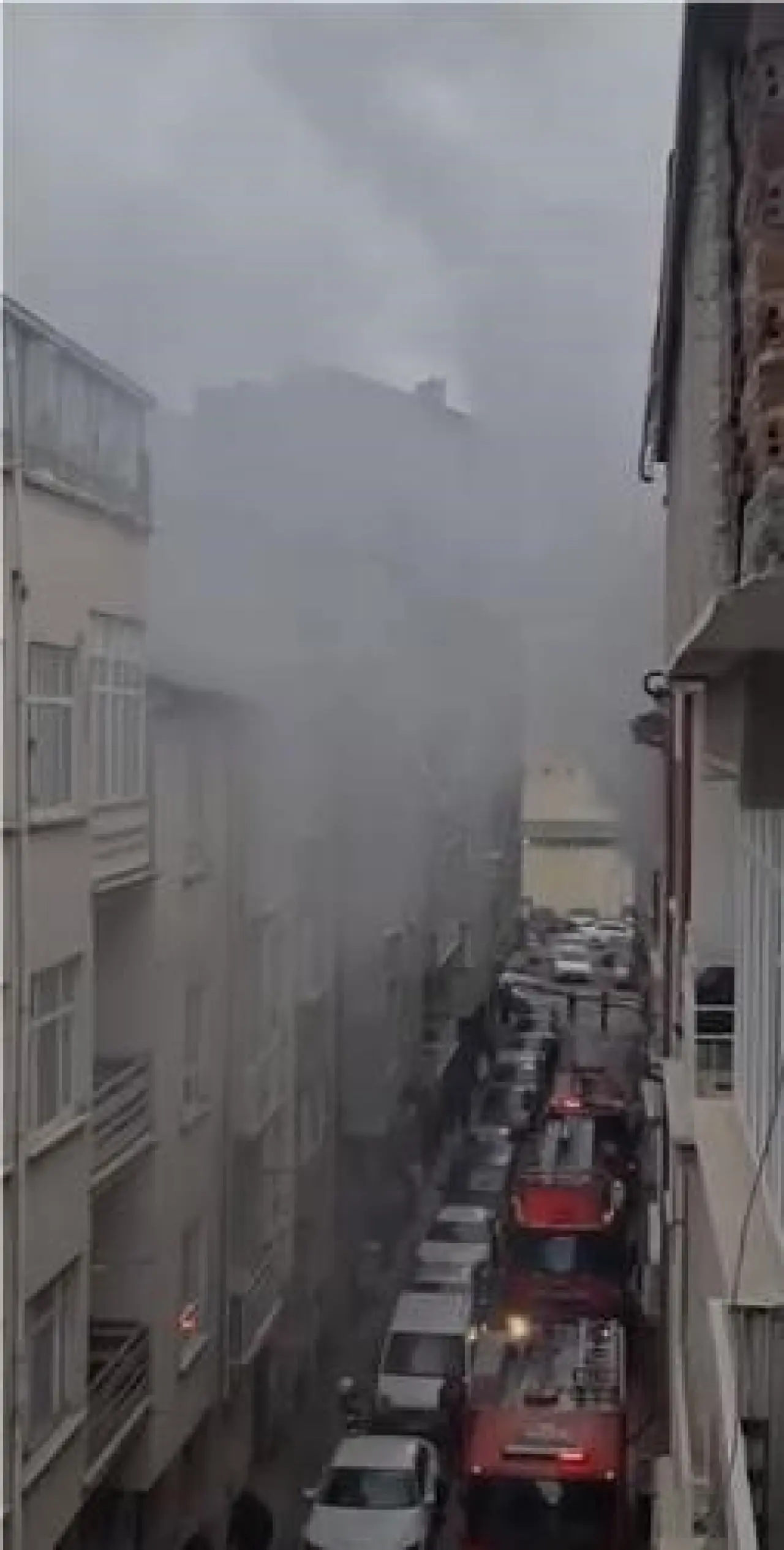 Terkedilmiş binada korkutan yangın! Ekipler zamanla yarıştı 1