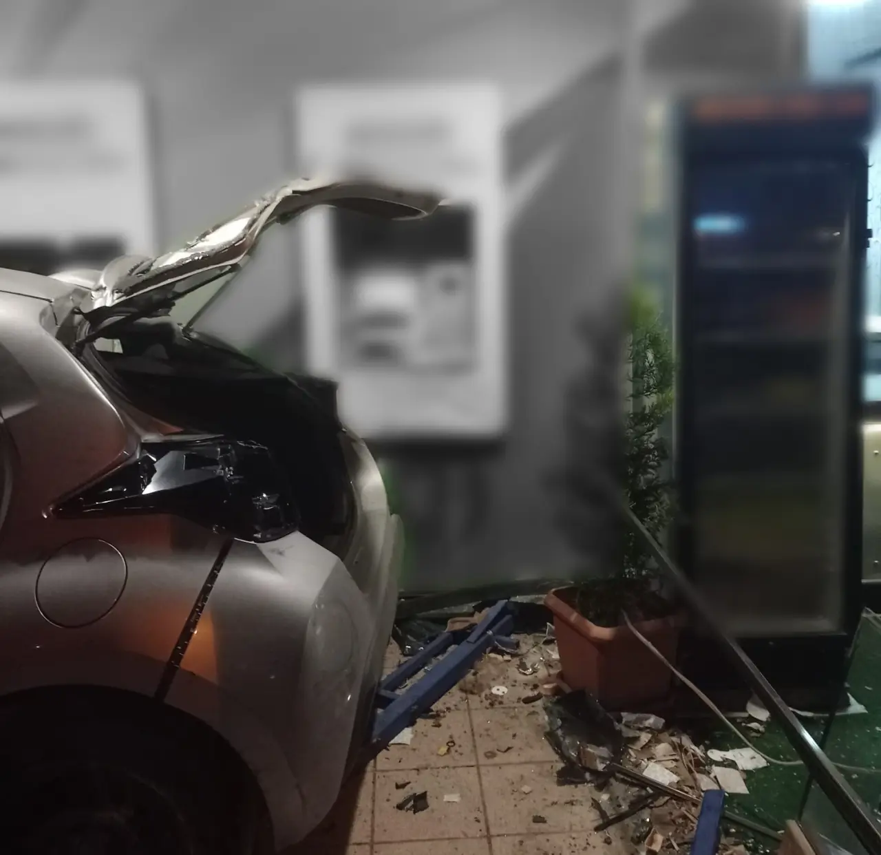 Aydın'da takla atan araç facianın eşiğinden döndü! Otomobil banka şubesine çarptı 2