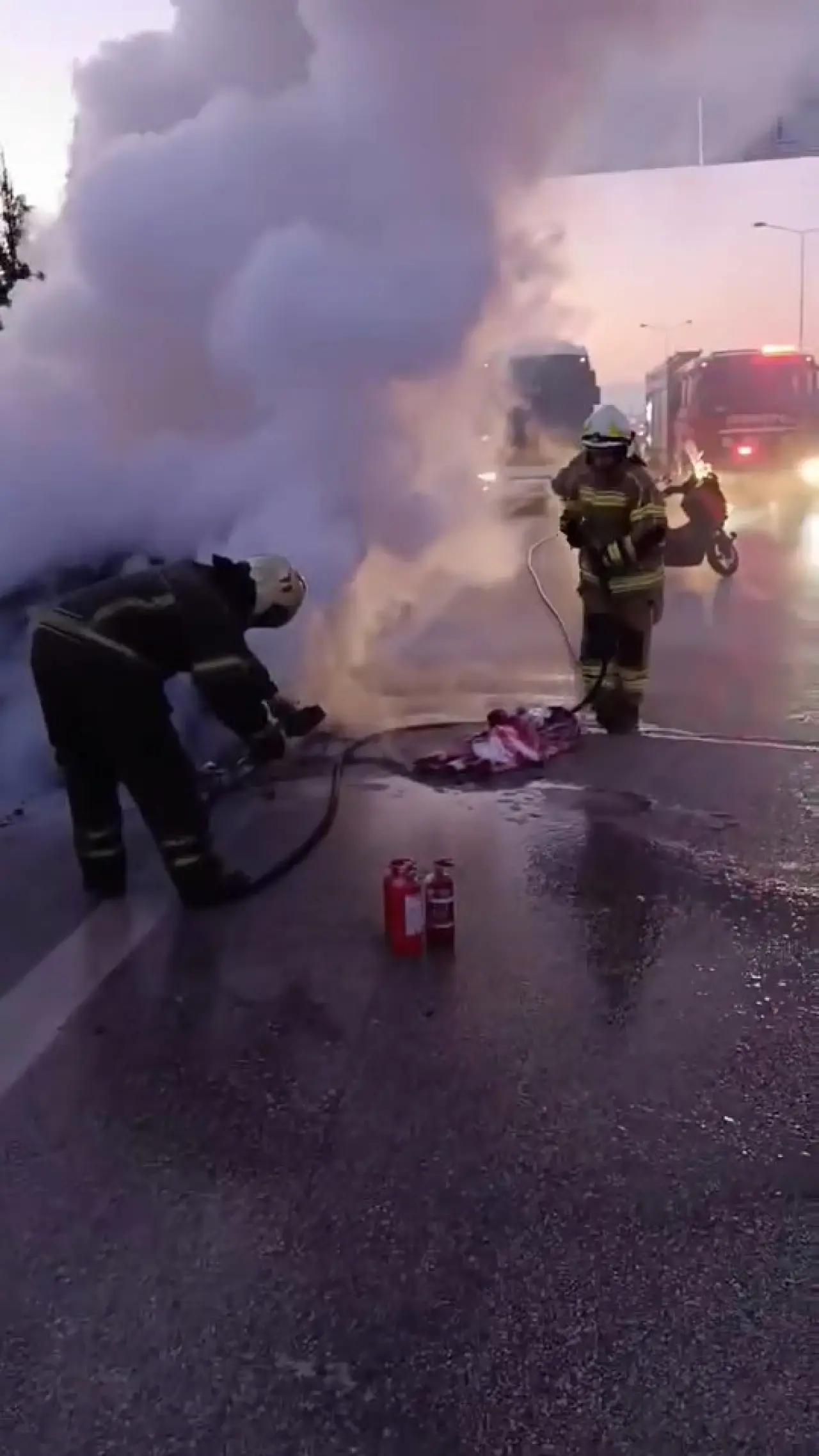 Bursa'da seyir halindeki otomobil alev alev yandı! Sürücü canını zor kurtardı 3