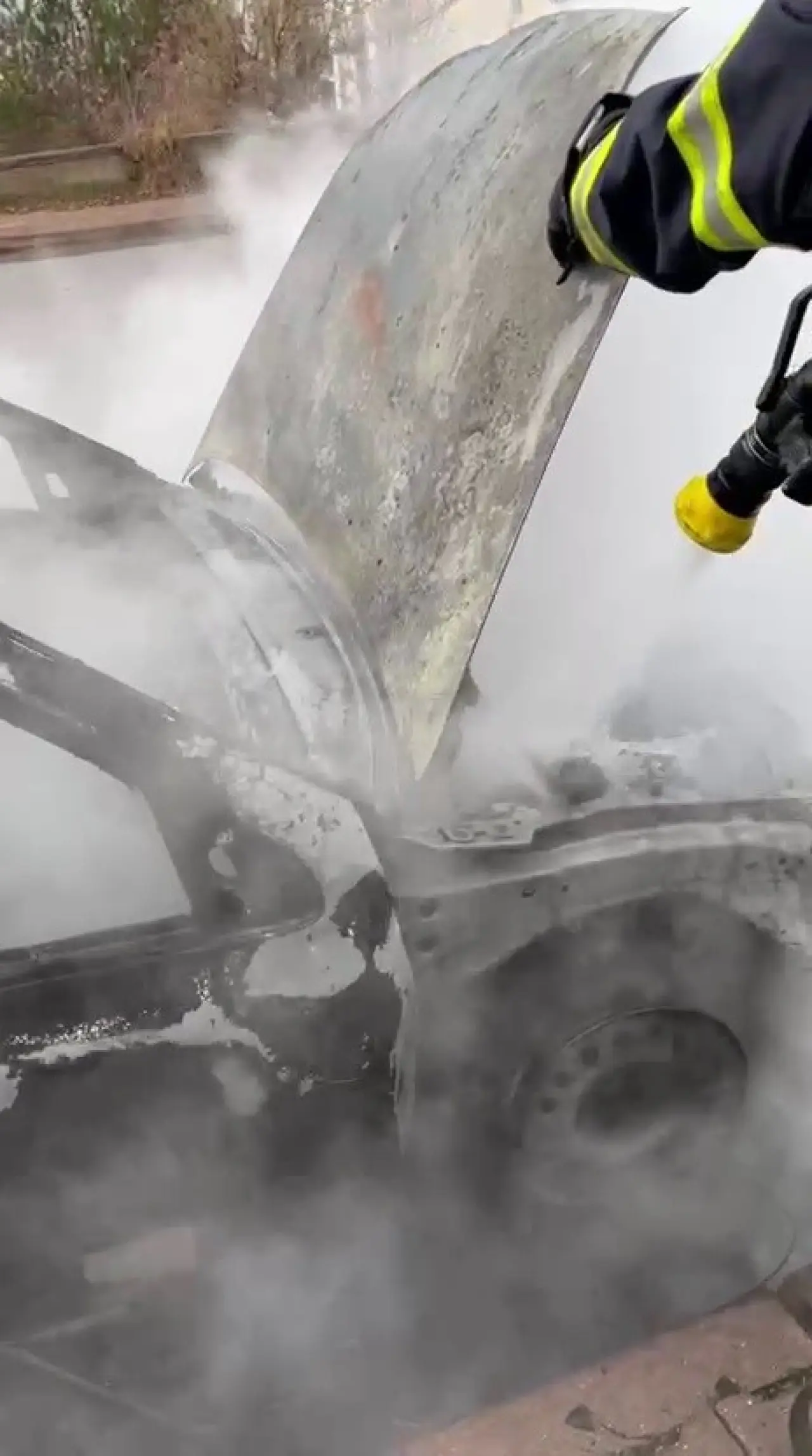 Ateş topuna dönen araç mahalleliyi korkuttu! 3