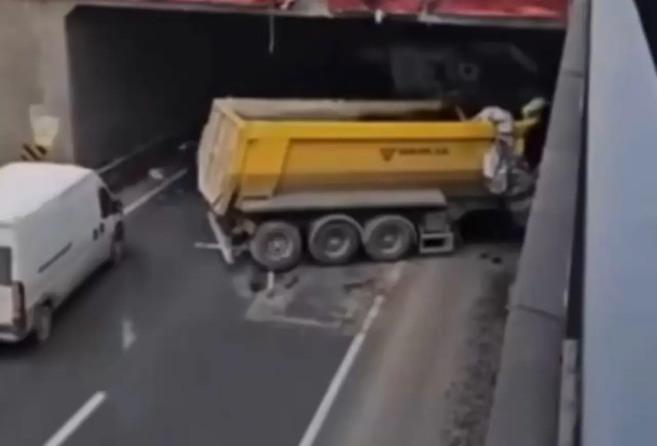 Gaziantep'te hafriyat kamyonu dehşeti! Kontrolden çıkıp alt geçide çarptı 1