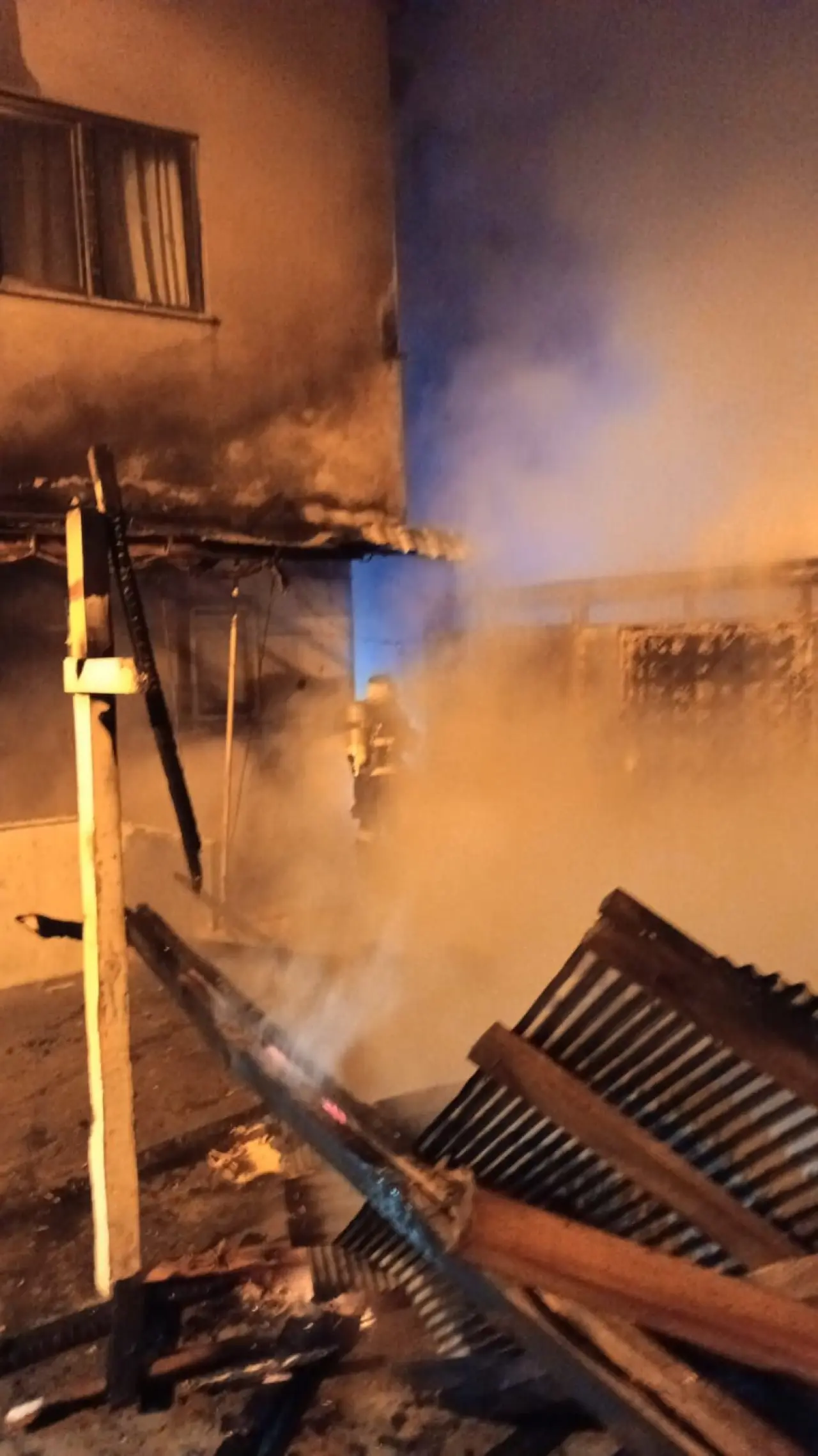 Zonguldak’ta soğuk gece alevlerle ısındı! Facianın eşiğinden dönüldü 1