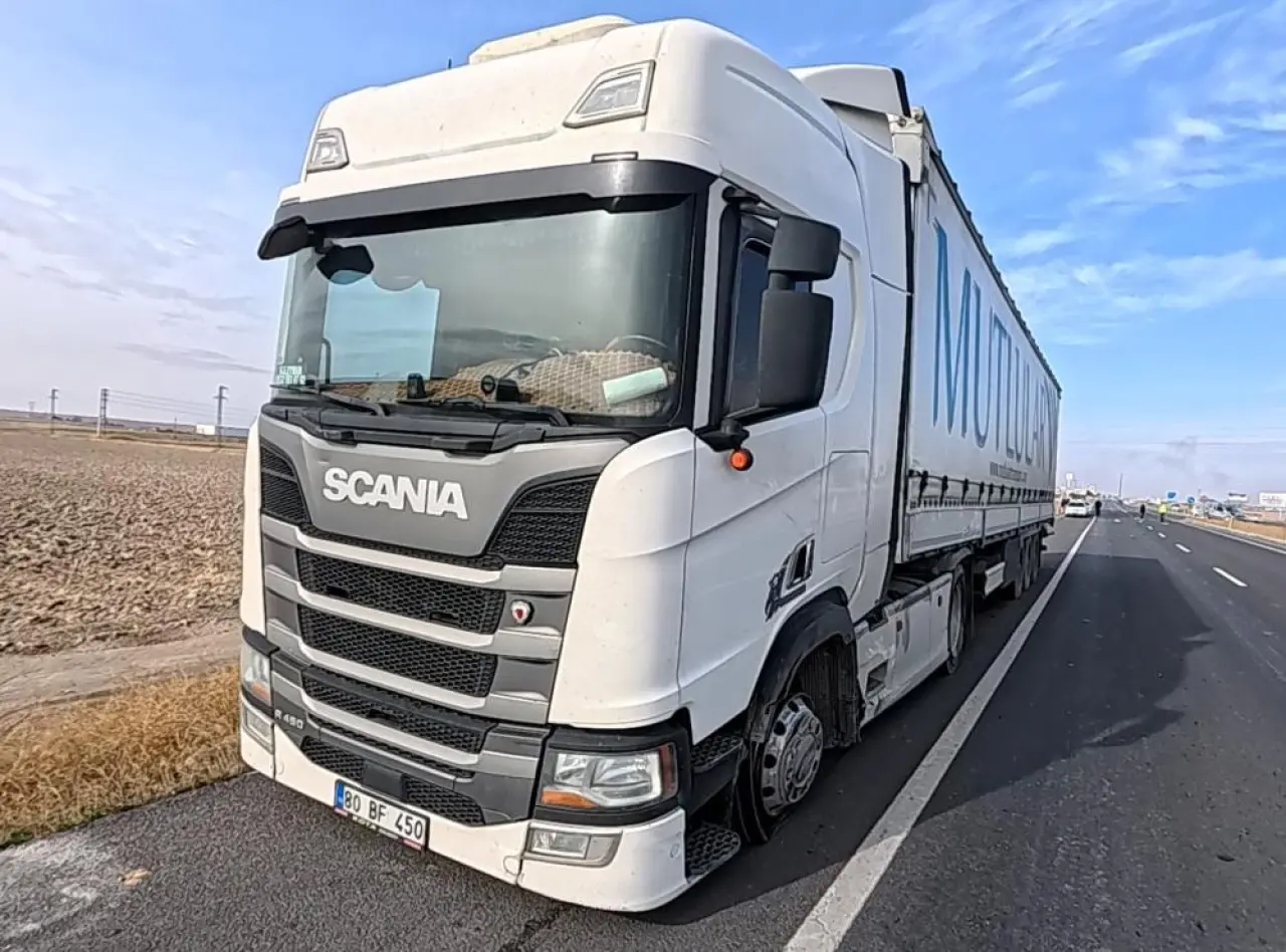 Hastane dönüşü feci kaza! Tır gelmeden geçerim dedi, çarpıştılar 3