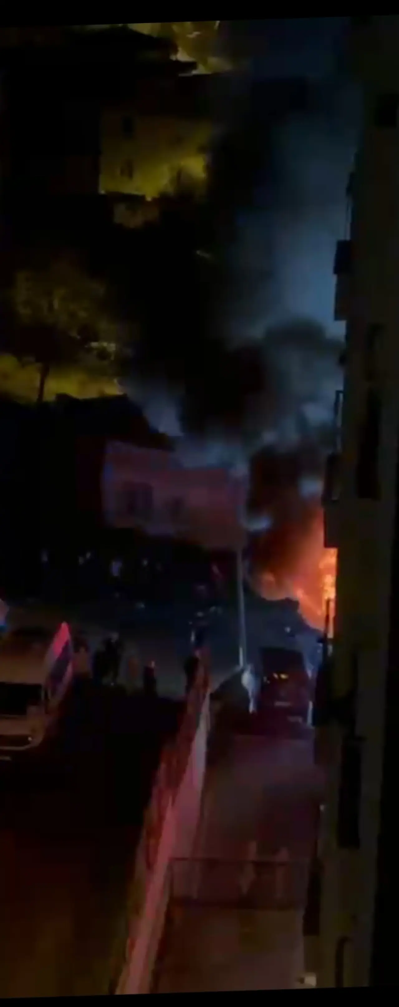 Pendik'te 10 katlı binada korkutan yangın! Gece yarısı mahalle sokağa döküldü 1