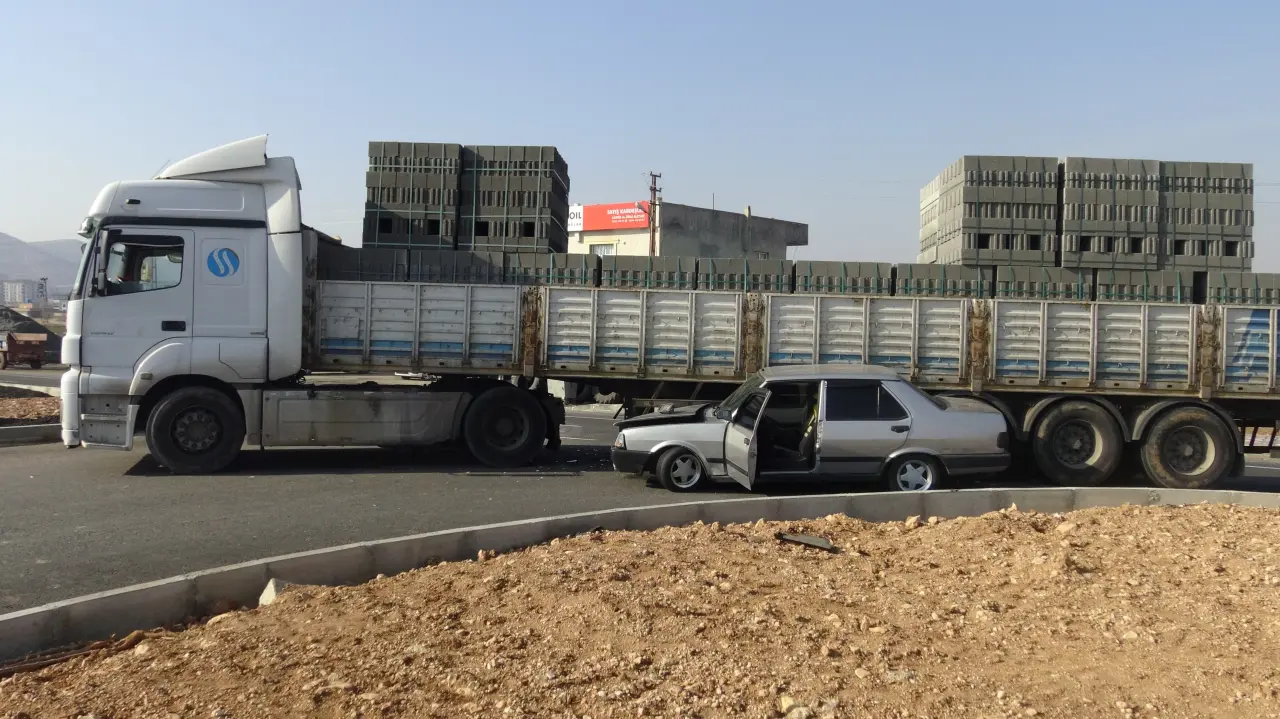 Tırın altına giren otomobilden mucize kurtuluş! 5