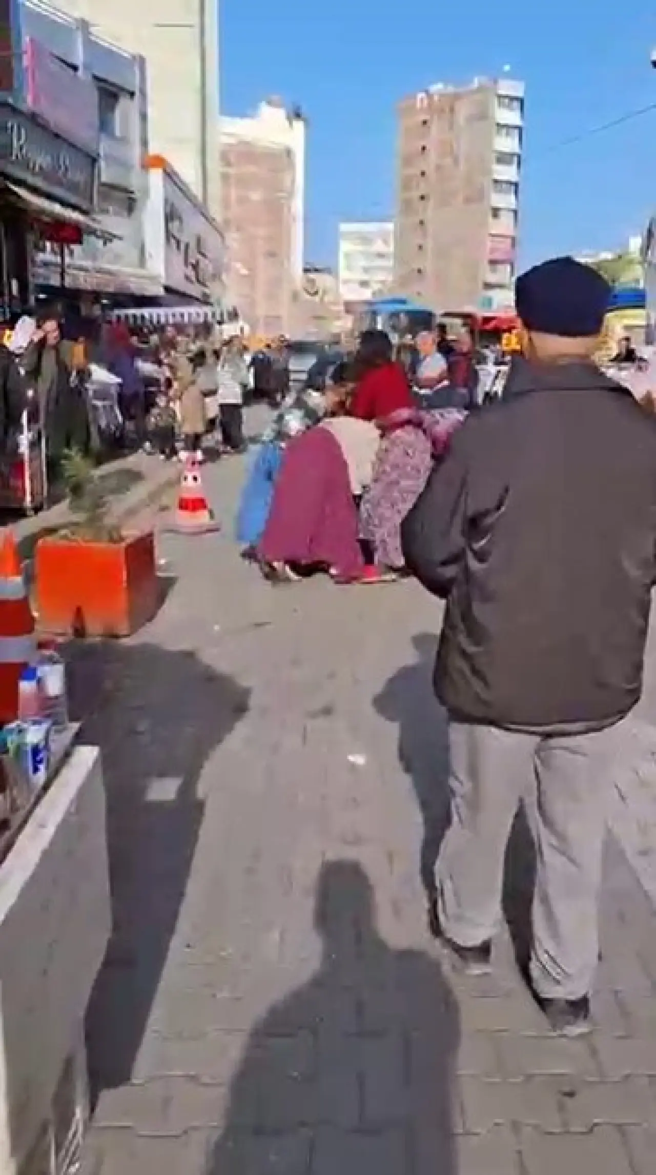Adana'da sokak ortasında kavga: Kadınlar birbirine girdi! 2