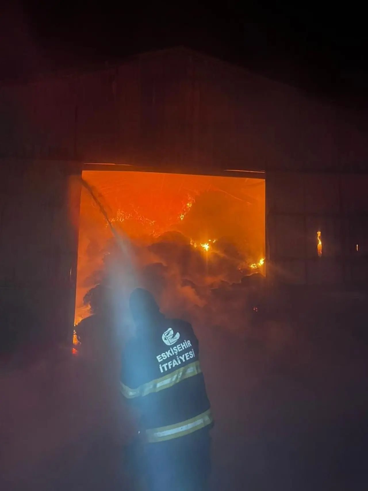 Gece yarısı alev alarmı, tüm saman depolarını bir lokmada yedi! 1