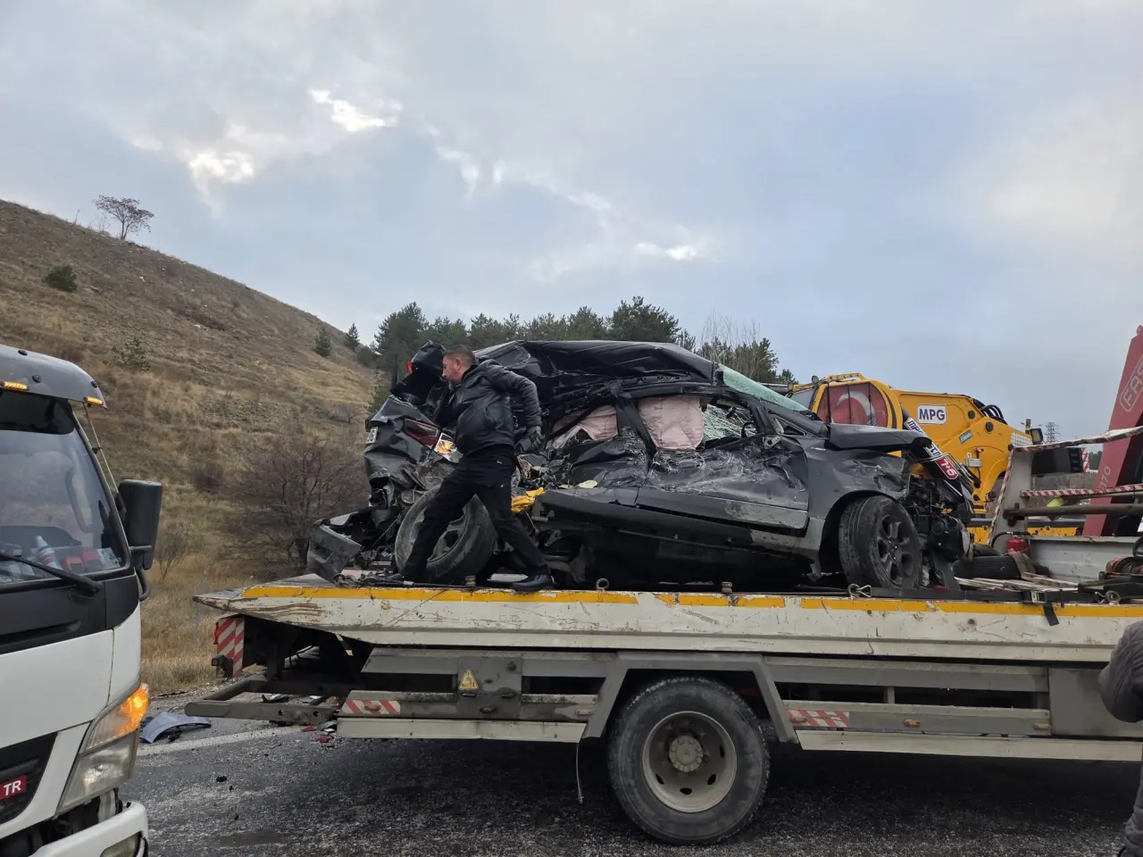 Buzlu yolda zincirleme kaza! 6 araç birbirine girdi 3