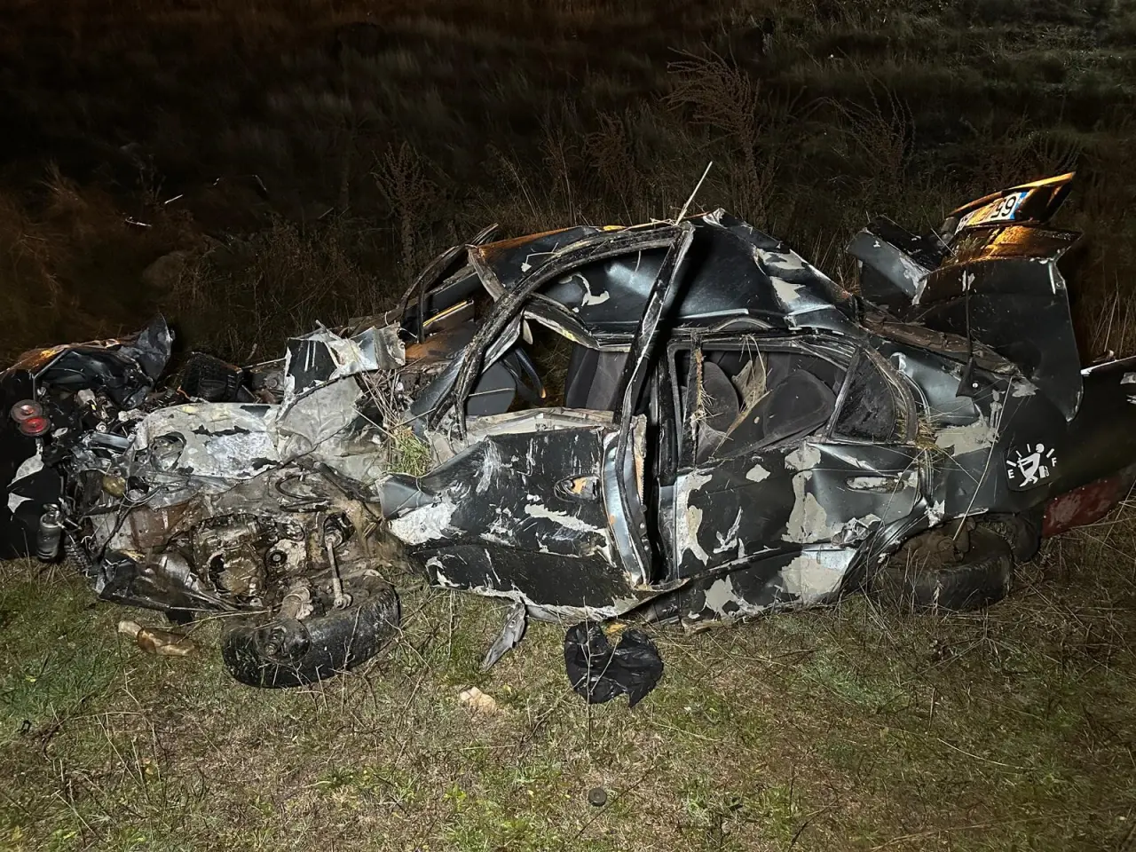 Gece yolculuğu felaketle bitti! Uşak’ta otomobil hurdaya döndü 2