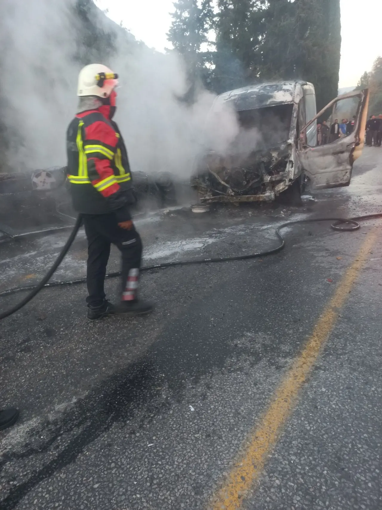 Çarpışma sonrası alevler yükseldi! Araçlar hurdaya döndü 3