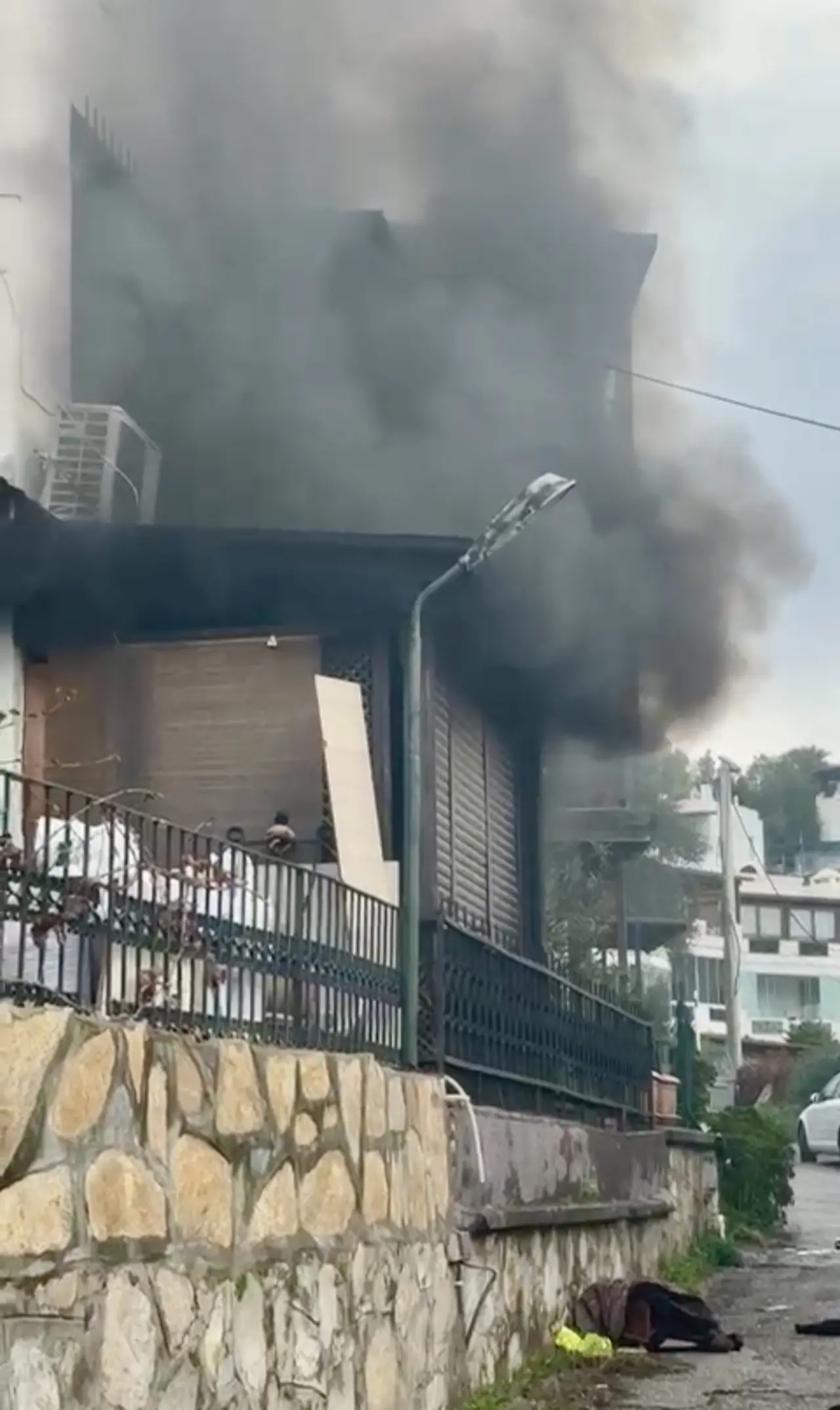 Aile içi tartışma felakete dönüştü! Anne babasına sinirlenip evi ateşe verdi 1