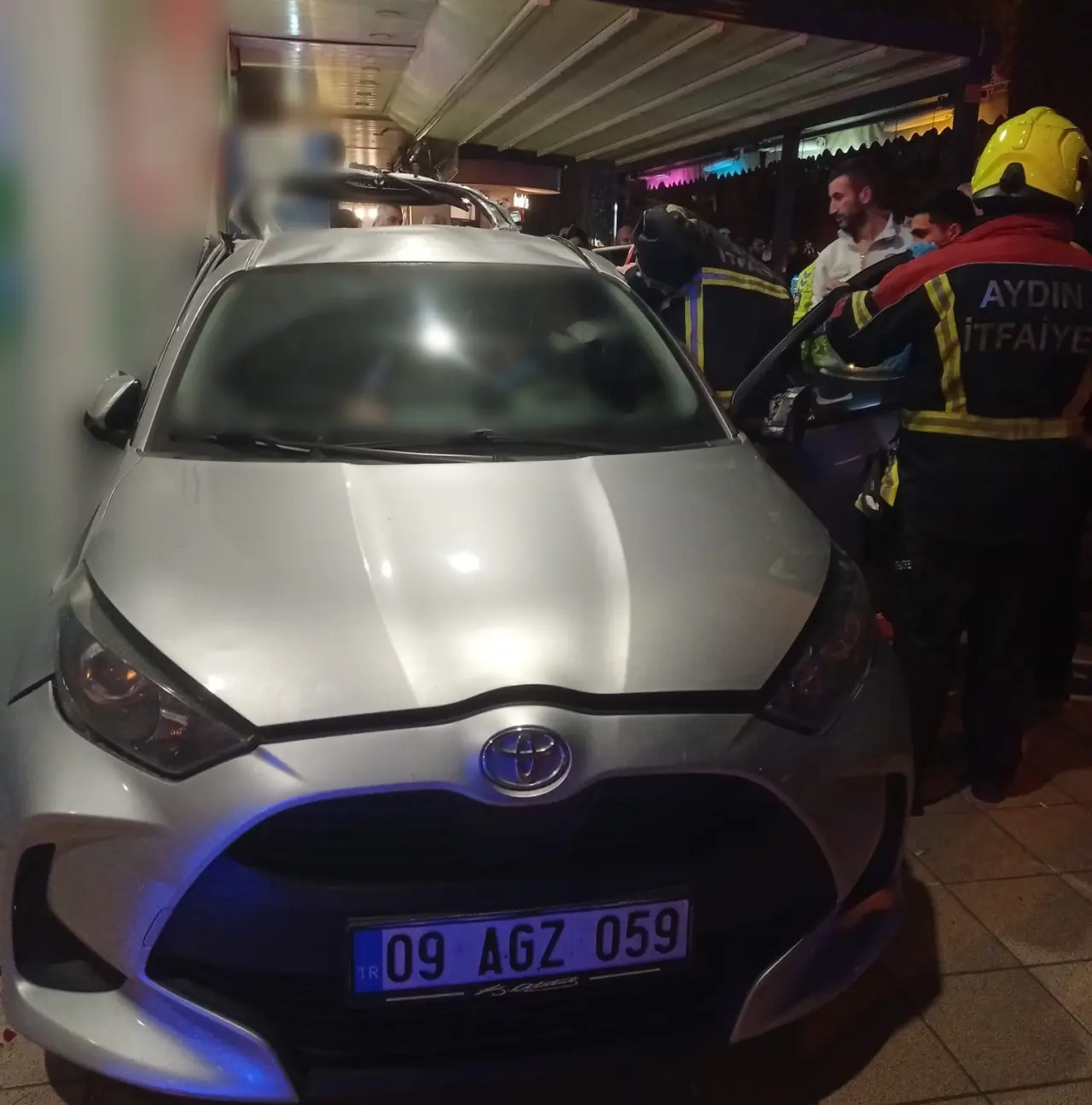 Aydın'da takla atan araç facianın eşiğinden döndü! Otomobil banka şubesine çarptı 4