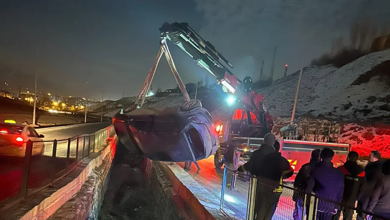 Hakkari’de film gibi kaza! Otomobil su kanalına uçtu 1