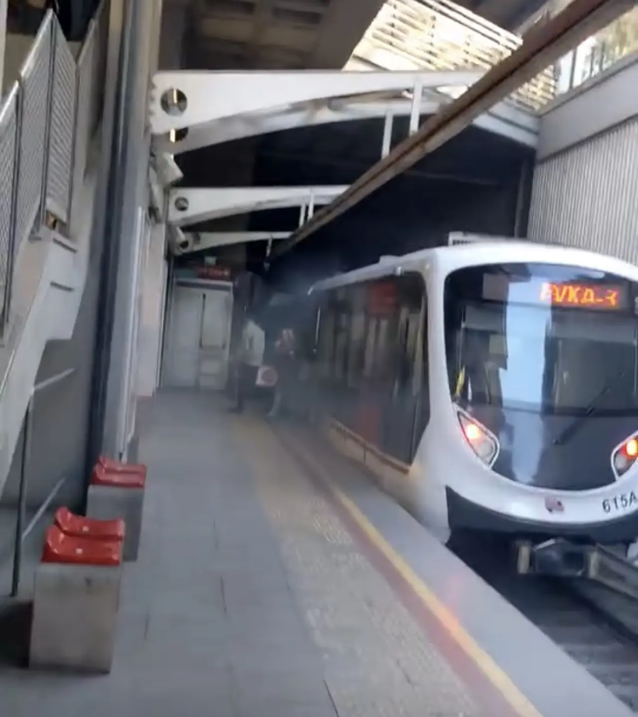 İzmir metrosunda korku dolu anlar: Vagon raydan çıktı 1
