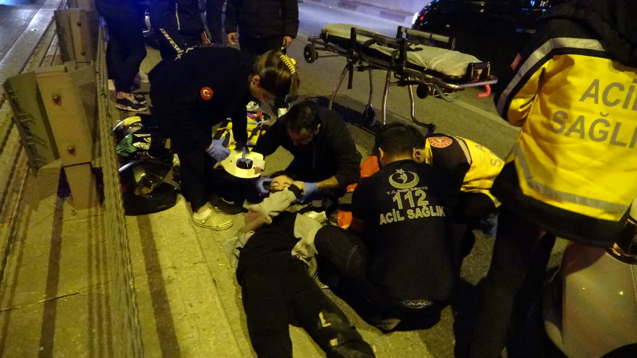 Antalya’da alt geçitte korku dolu anlar! Motosikletli önce otomobile sonra bariyerlere çarptı 4